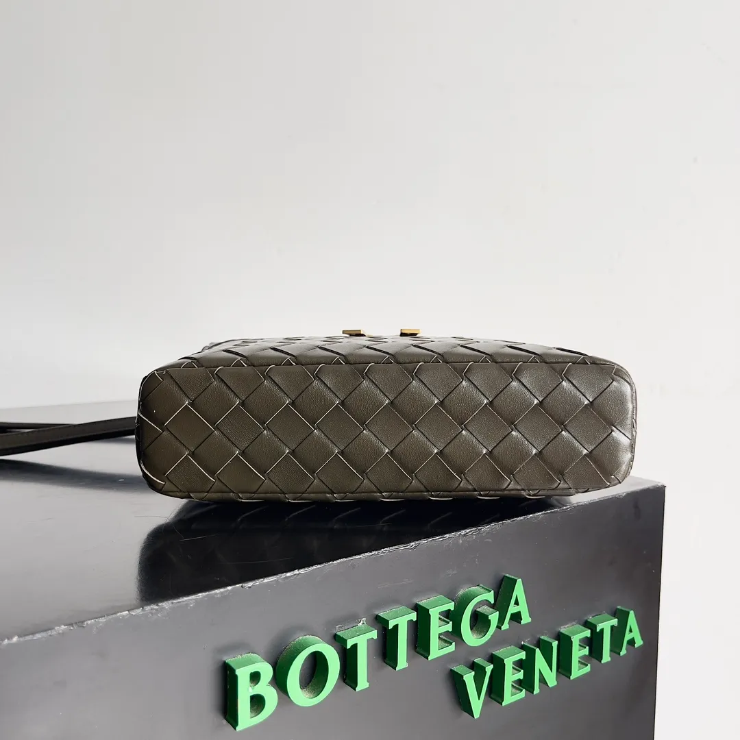 Batch 1360 Bottega Veneta 24 spring and summer woven zipper crossbody bag. A crossbody bag that can be used as a cosmetic bag. The exquisite weaving and compact body are an indispensable accessory for the upcoming summer. The double zipper also better protects the bag. It has a large capacity. If you like it, don’t miss it. Style number: 789109 Size: 22*12.5*5cm